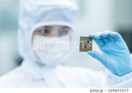 クリーンルームでCPUを検査するエンジニア 104641477