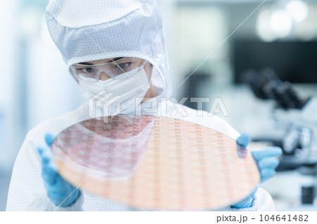 クリーンルームでウェハーを検査するエンジニア クリーンルームでウェハーを検査するエンジニア 104641482