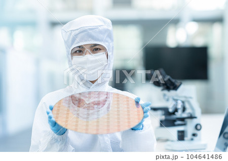 クリーンルームでウェハーを検査するエンジニア クリーンルームでウェハーを検査するエンジニア 104641486