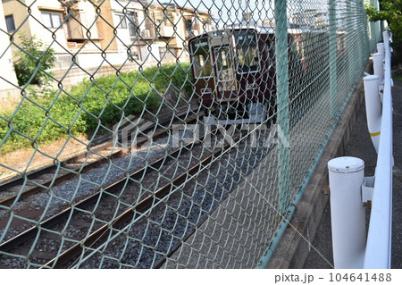 走り迫ってくる電車 走り迫ってくる電車 104641488