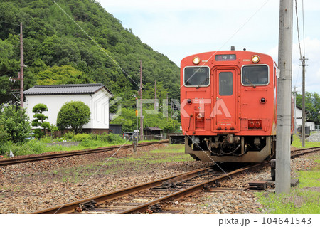 JR播但線 竹田駅を発車した寺前行き普通列車（兵庫県 朝来市） 104641543