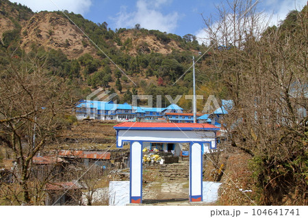 南アジアのネパール　ヒマラヤ山脈のアンナプルナトレッキングコース沿いのゴレパニ下村に入る門 104641741
