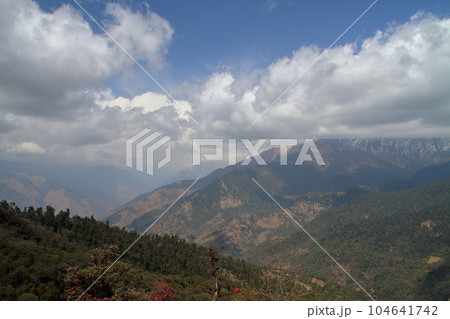 南アジアのネパール　ヒマラヤ山脈のアンナプルナトレッキングコース沿いのゴレパニ村から山並みの景色 104641742