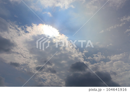 青空 雲 太陽 空だけ 青空 雲 太陽 空だけ 104641916