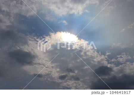 青空 雲 太陽 空だけ 青空 雲 太陽 空だけ 104641917