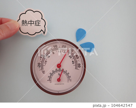 温湿度計に吹き出し、熱中症の文字 104642547