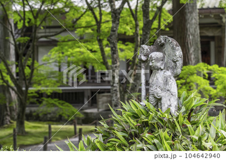 京都大原 三千院 有清園に静かに立つ石像と宸殿 京都大原 三千院 有清園に静かに立つ石像と宸殿 104642940