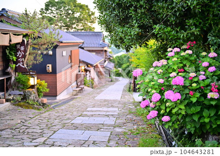 馬籠宿の古い町並み 馬籠宿の古い町並み 104643281