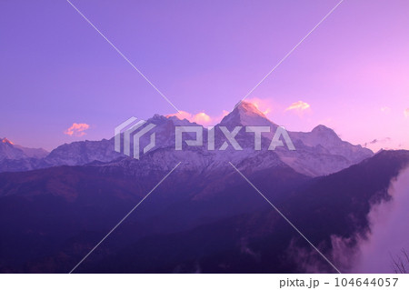 南アジアのネパール　ヒマラヤ山脈眺望の名所プーンヒル展望台から夜明けのアンナプルナ山系の景色 104644057