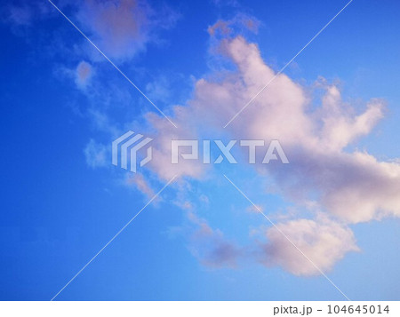 3月の青空と白い雲 104645014