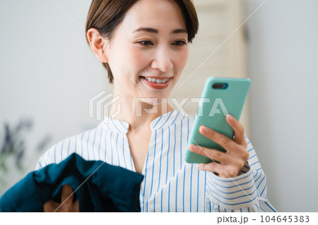 通信販売で衣類を売買する若い女性　ビジネスイメージ 104645383