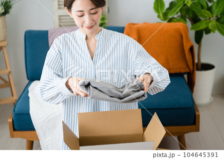 通信販売で衣類を売買する若い女性 ビジネスイメージ 通信販売で衣類を売買する若い女性 ビジネスイメージ 104645391