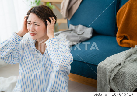 片付けができない若い女性 ライフスタイルイメージ 片付けができない若い女性 ライフスタイルイメージ 104645417