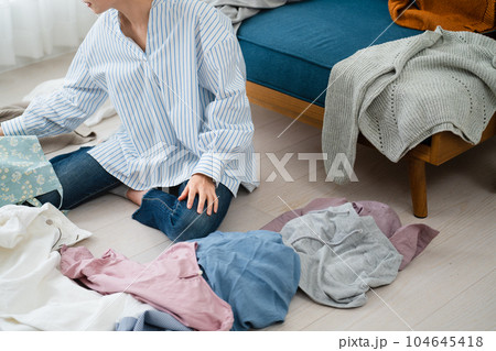 片付けができない若い女性　ライフスタイルイメージ 104645418