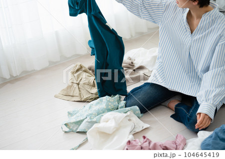 片付けができない若い女性　ライフスタイルイメージ 104645419