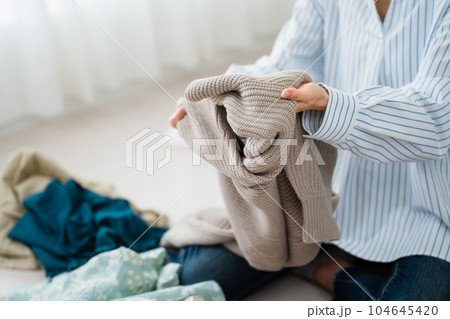 片付けができない若い女性 ライフスタイルイメージ 片付けができない若い女性 ライフスタイルイメージ 104645420