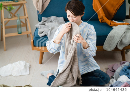 片付けができない若い女性　ライフスタイルイメージ 104645426