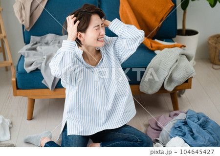 片付けができない若い女性　ライフスタイルイメージ 104645427