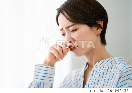 鼻炎で苦しむ若い女性　花粉症イメージ	 104645438