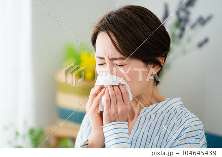 鼻炎で苦しむ若い女性 花粉症イメージ 鼻炎で苦しむ若い女性 花粉症イメージ 104645439