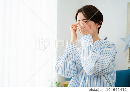 目を掻く若い女性　花粉症イメージ 104645452