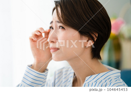 目を掻く若い女性 花粉症イメージ 目を掻く若い女性 花粉症イメージ 104645453