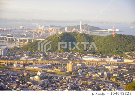 香川県　青ノ山から聖通寺山・玉野市方面を望む 104645828