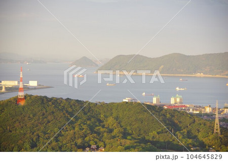 香川県　青ノ山から玉野市・大槌島・五色台方面を望む 104645829