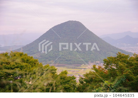 香川県　夕暮れに青ノ山から飯野山方面を望む 104645835