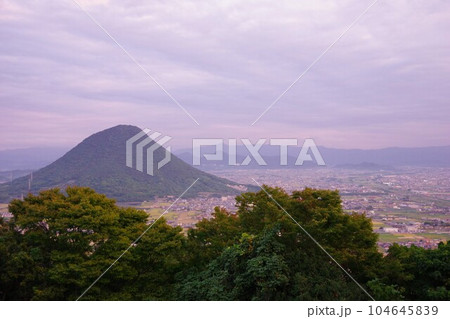 香川県 夕暮れに青ノ山から飯野山方面を望む 香川県 夕暮れに青ノ山から飯野山方面を望む 104645839