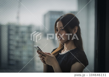 スマートフォンを利用する働く女性 スマートフォンを利用する働く女性 104646131