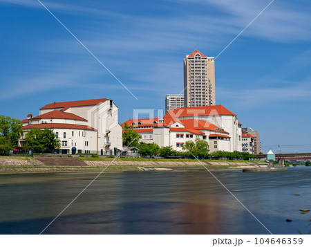 宝塚 宝来橋付近から見る宝塚大劇場と観光ダム (長時間露光) 104646359