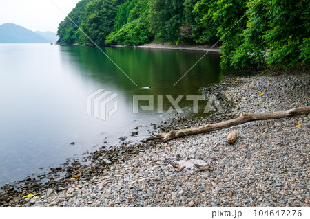 湖畔での放置された焚き火の痕跡 104647276