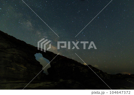 城ヶ島　馬の背洞門から見る天の川 104647372