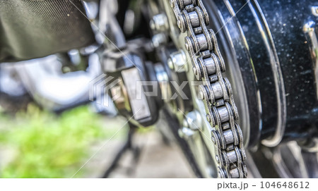 バイクの汚れたチェーンのクローズアップ 104648612