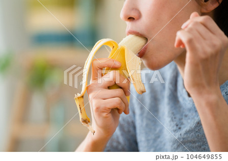バナナを食べる若い女性　飲食イメージ	 104649855