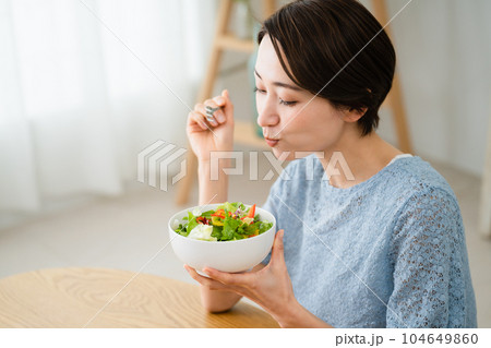 サラダを食べる若い女性 飲食イメージ サラダを食べる若い女性 飲食イメージ 104649860