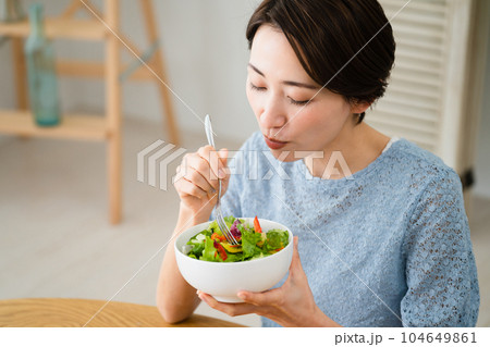 サラダを食べる若い女性 飲食イメージ サラダを食べる若い女性 飲食イメージ 104649861