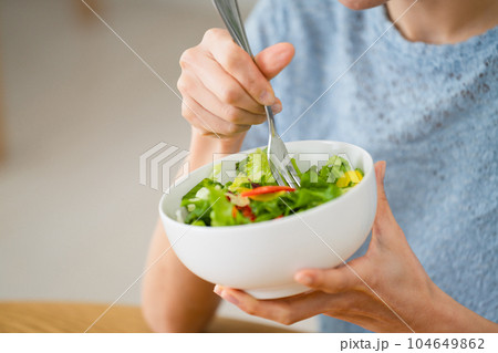 サラダを食べる若い女性　飲食イメージ	 104649862