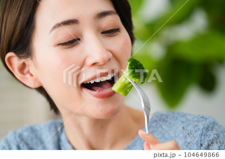 サラダを食べる若い女性 飲食イメージ サラダを食べる若い女性 飲食イメージ 104649866