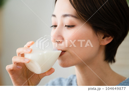 牛乳を飲む若い女性　ビジネスイメージ 104649877