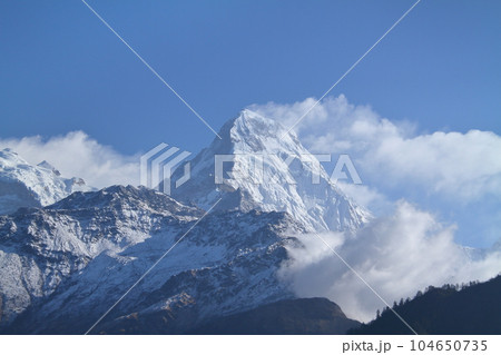 南アジアのネパール　ヒマラヤ山脈のトレッキングコース沿いのゴレパニ村からのアンナプルナサウス山頂 104650735