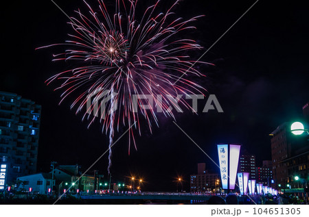 夜空を飾る函館花火大会 夜空を飾る函館花火大会 104651305