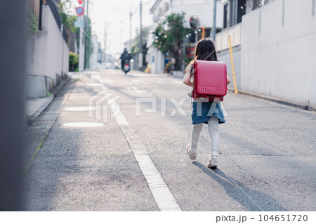 ランドセルを背負って通学をする小学生の女の子 ランドセルを背負って通学をする小学生の女の子 104651720