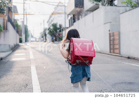 ランドセルを背負って通学をする小学生の女の子 104651725