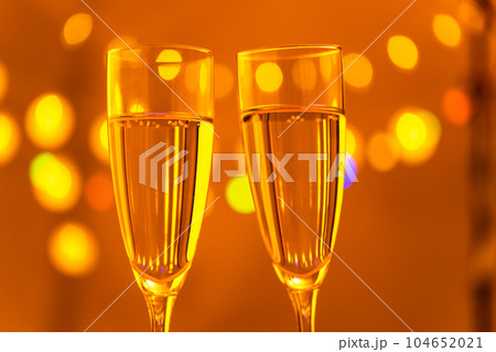 スパークリングワインでお祝い 104652021