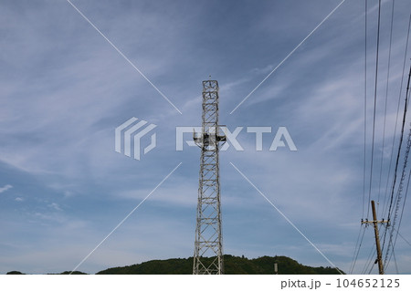 鉄塔と電柱 鉄塔と電柱 104652125