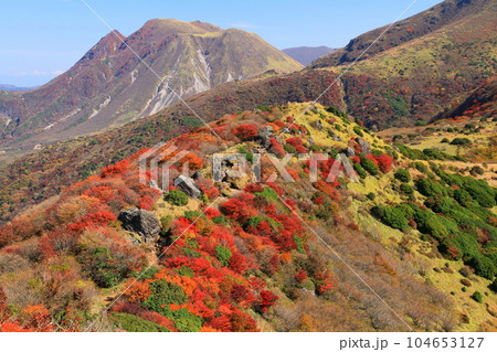 秋の沓掛山と三俣山（くじゅう連山・九重町） 104653127
