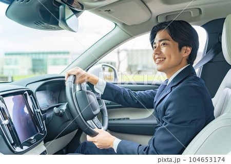 自動車を運転する男性 自動車を運転する男性 104653174