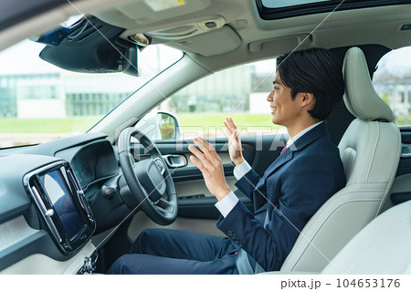 運転中ハンドルから手を離すドライバー 自動運転 自動駐車 運転中ハンドルから手を離すドライバー 自動運転 自動駐車 104653176